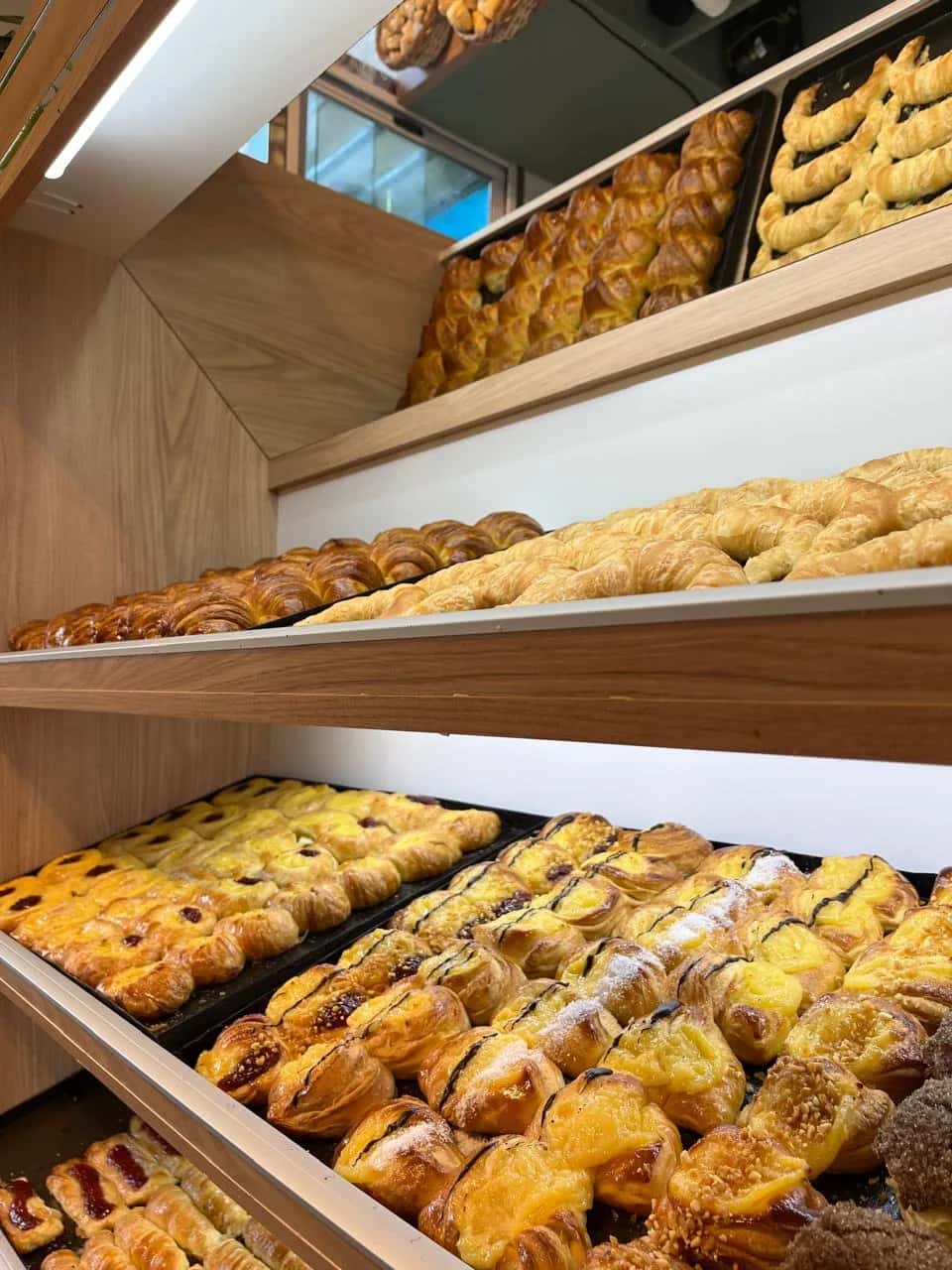El mostrador de madera y la variedad de facturas de Los Tronce